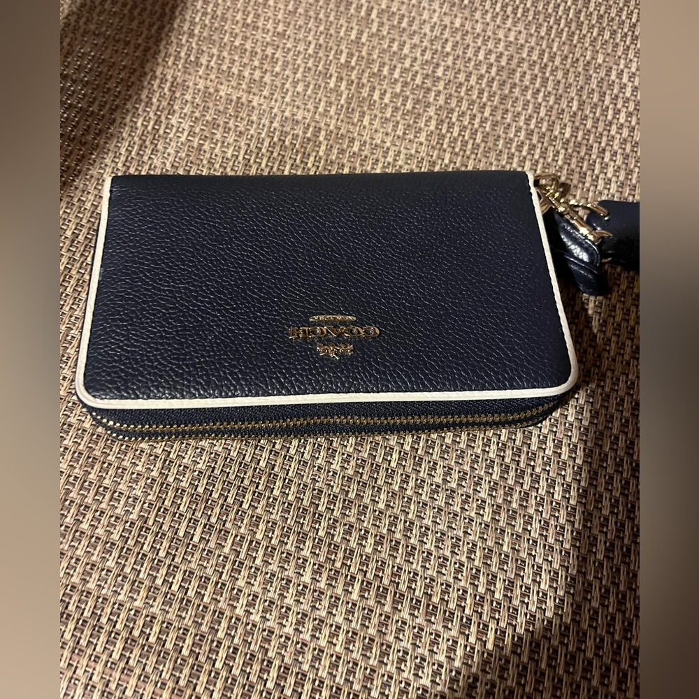 Coach Dark Blue Leather Wristlet with White Trim - Picture 9 of 9